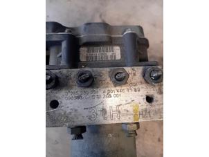 ABS Pumpe van een Volkswagen Crafter 2.5 TDI 30/32/35/46/50 2010