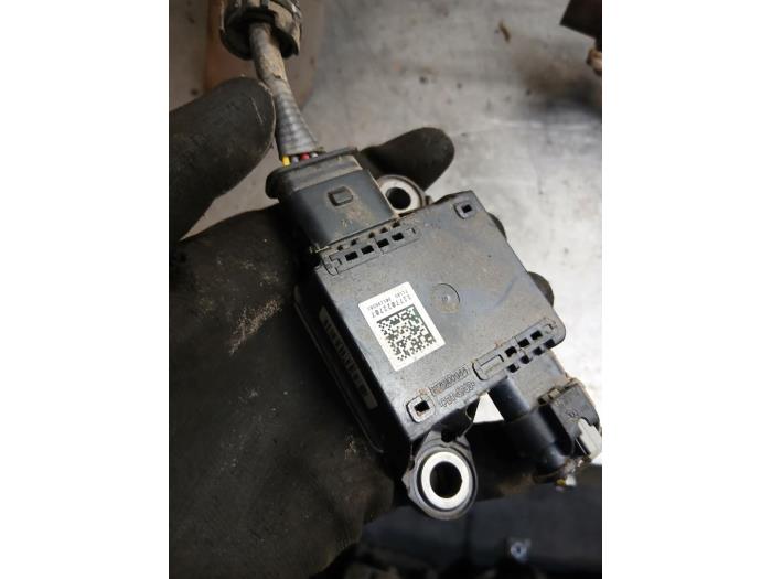 Begagnade NOx-sensor Renault Master III (FV) 2.3 dCi 165 16V FWD Pris € 145,20 Inklusive moms erbjuds av Autohandel-Smet Gebroeders NV