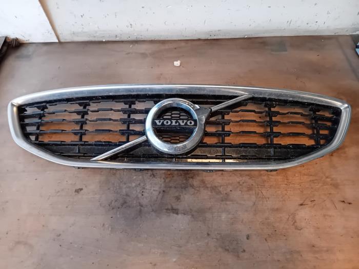 Begagnade Grill Volvo V40 (MV) 2.0 D2 16V Pris på förfrågan erbjuds av Autohandel-Smet Gebroeders NV