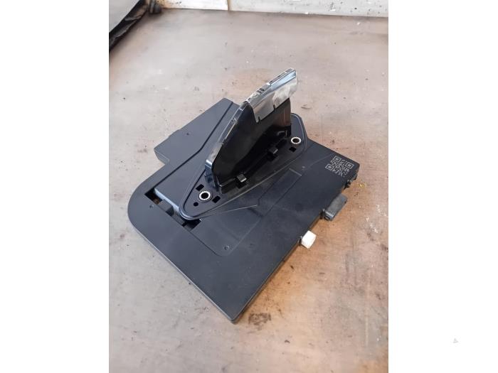 Używane Antena Opel Corsa F (UB/UH/UP) 1.2 Turbo 12V 100 Cena na żądanie oferowane przez Autohandel-Smet Gebroeders NV