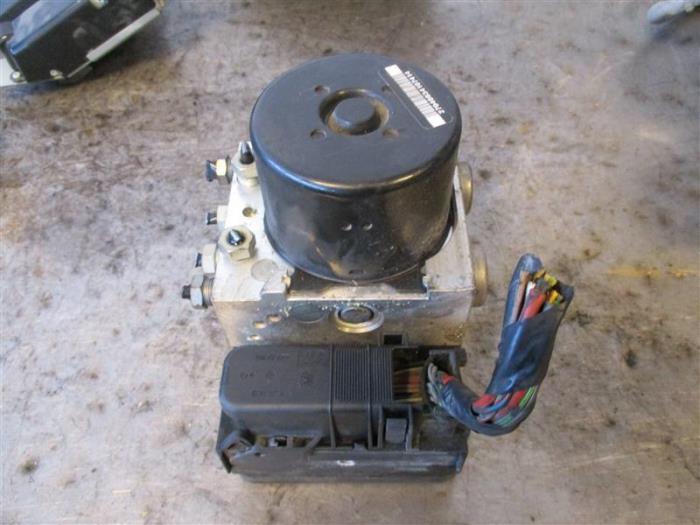 Begagnade ABS-pump Volvo V50 (MW) 1.6 D2 16V Pris på förfrågan erbjuds av Autohandel-Smet Gebroeders NV