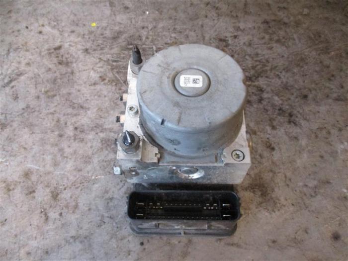 Begagnade ABS-pump Ford Puma 1.5 EcoBoost 12V ST Pris på förfrågan erbjuds av Autohandel-Smet Gebroeders NV