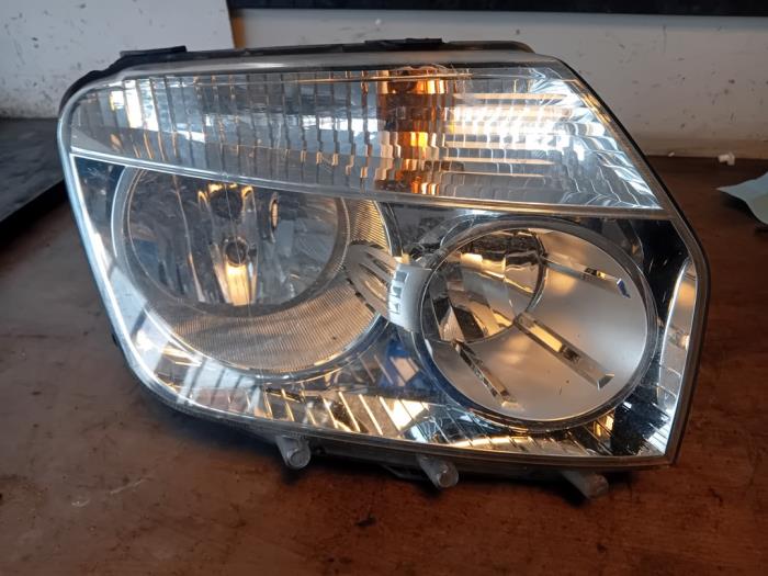 Używane Reflektor prawy Dacia Duster (HS) 1.6 16V Hi-Flex Cena na żądanie oferowane przez Autohandel-Smet Gebroeders NV