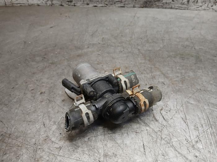 Begagnade Extra vattenpump Volvo V60 II (ZW) 2.0 T6 16V Twin Engine Pris € 18,15 Inklusive moms erbjuds av Autohandel-Smet Gebroeders NV