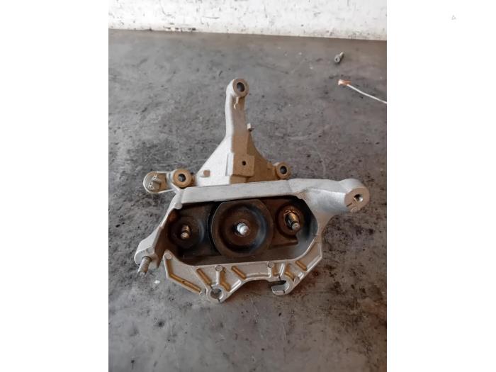 Used Engine mount Dacia Sandero III Price on request offered by Autohandel-Smet Gebroeders NV