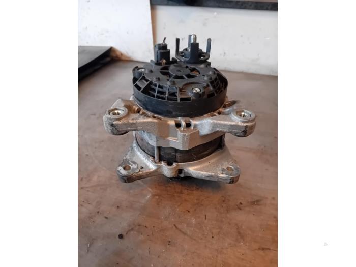 Begagnade Dynamo Renault Captur I (2R) 1.3 TCE 130 16V Pris på förfrågan erbjuds av Autohandel-Smet Gebroeders NV