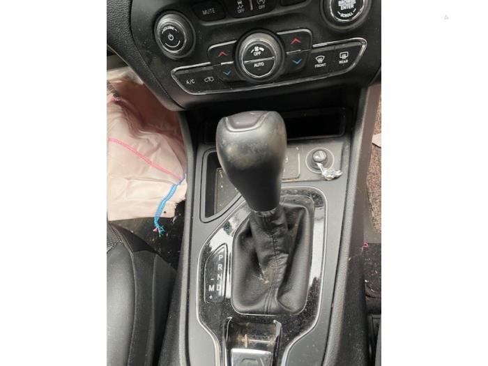 Gebrauchte Getriebe Jeep Cherokee (KL) Preis auf Anfrage angeboten von Autohandel-Smet Gebroeders NV
