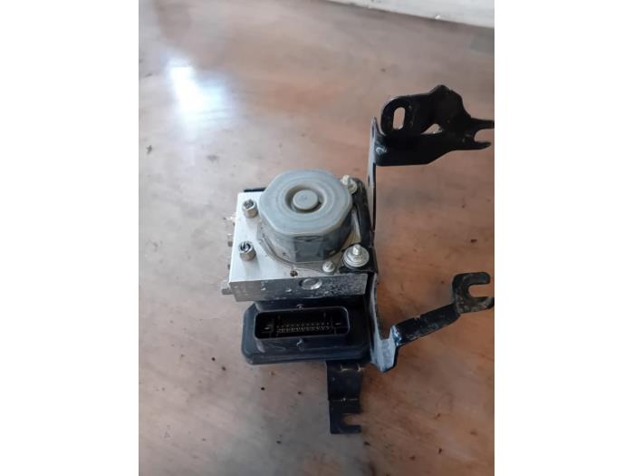 Usagé Bloc ABS Renault Captur I (2R) 1.3 TCE 130 16V Prix sur demande proposé par Autohandel-Smet Gebroeders NV