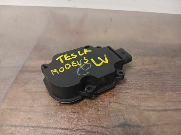 Begagnade Diverse Tesla Model S 85D Pris € 60,50 Inklusive moms erbjuds av Autohandel-Smet Gebroeders NV