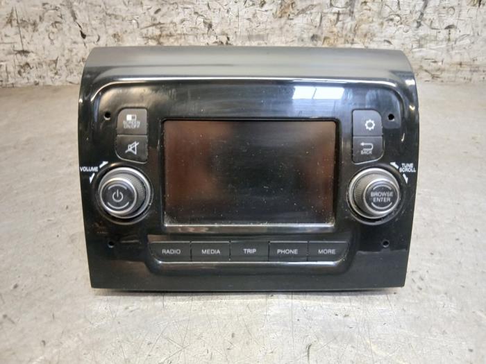 Używane Radio Peugeot Boxer (U9) 2.2 Blue HDi 120 Cena € 544,50 Z VAT oferowane przez Autohandel-Smet Gebroeders NV