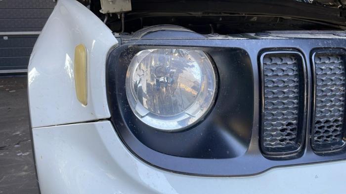 Używane Reflektor prawy Jeep Renegade (BU) 1.0 GSE T3 12V Cena € 363,00 Z VAT oferowane przez Autohandel-Smet Gebroeders NV