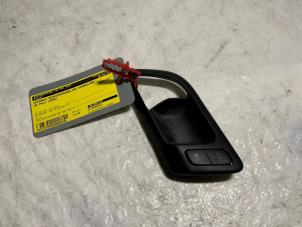 Used Central locking switch Volkswagen Polo IV (9N1/2/3) 1.2 Price € 10,00 Margin scheme offered by Autodemontage van der Iest