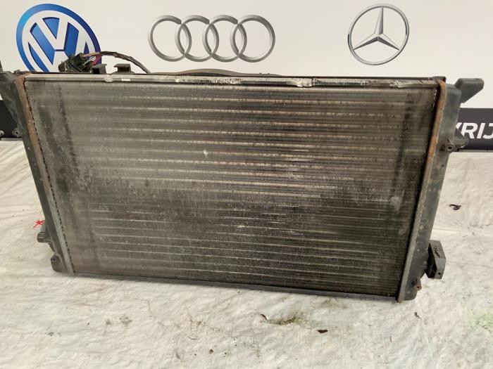 Usagé Radiateur Volkswagen Golf V Variant (1K5) 1.4 16V Prix € 25,00 Règlement à la marge proposé par Autodemontage van der Iest