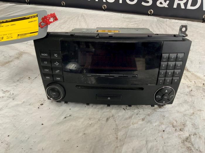 Radio CD player from a Mercedes-Benz C Combi (S203) 1.8 C-180K 16V 2005