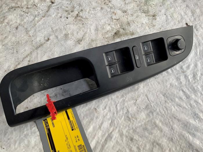 Usados Interruptor combinado de ventanillas Volkswagen Golf VI Variant (AJ5/1KA) 1.6 TDI 16V 105 Precio € 30,00 Norma de margen ofrecido por Autodemontage van der Iest
