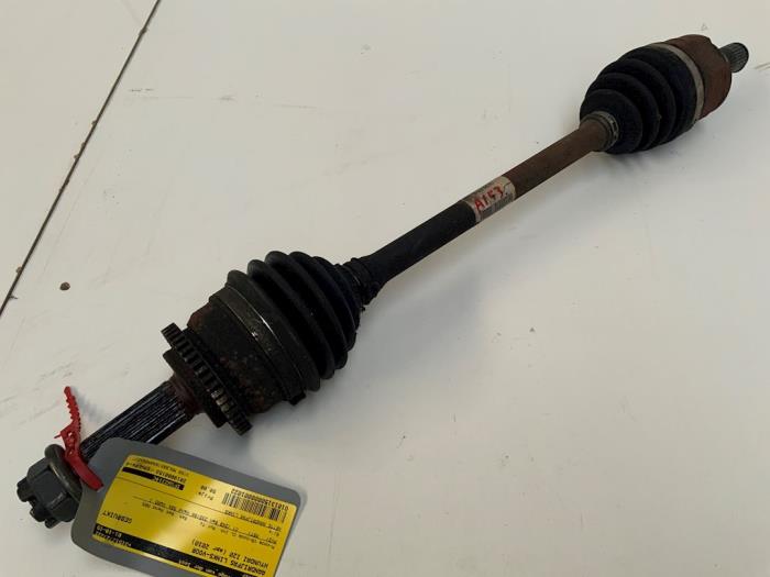 Begagnade Drivaxel, vänster fram Hyundai i20 1.2i 16V Pris € 50,00 Marginaltabell erbjuds av Autodemontage van der Iest