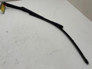 Used Front wiper arm Mercedes A (W176) 1.8 A-200 CDI 16V Price € 24,20 Inclusive VAT offered by Autodemontage van der Iest