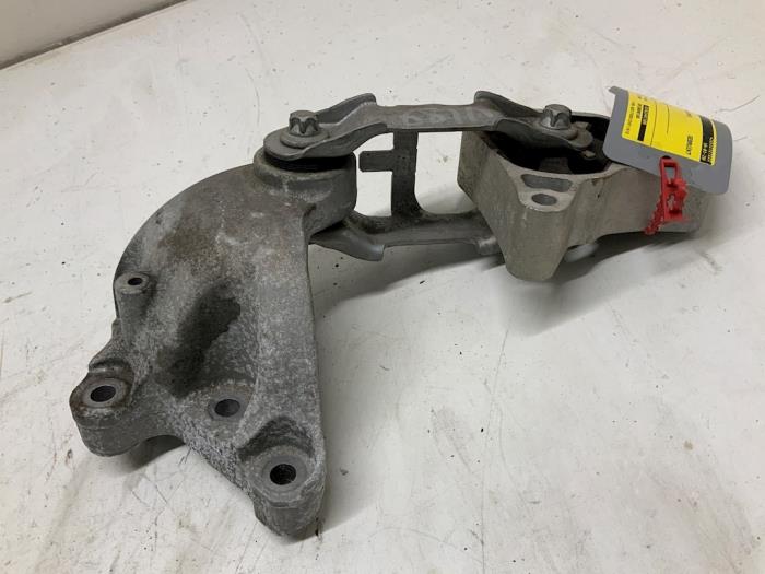 Used Engine mount Mercedes A (W176) 1.8 A-200 CDI 16V Price € 18,15 Inclusive VAT offered by Autodemontage van der Iest