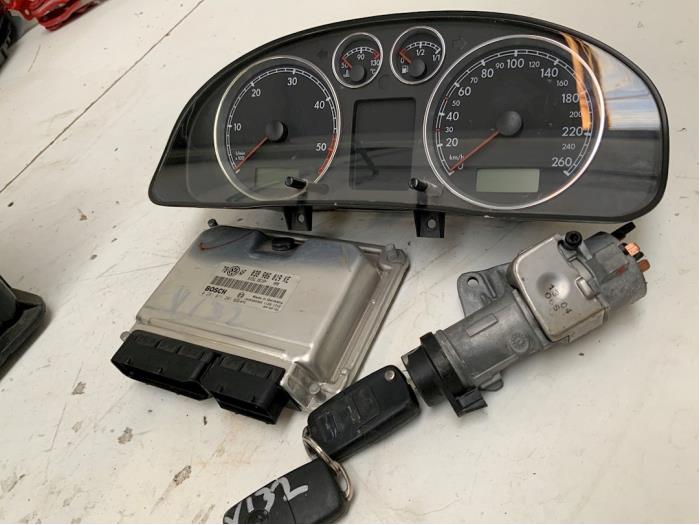 Used Ignition lock + computer Volkswagen Passat Variant (3B6) 1.9 TDI 130 Price € 125,00 Margin scheme offered by Autodemontage van der Iest