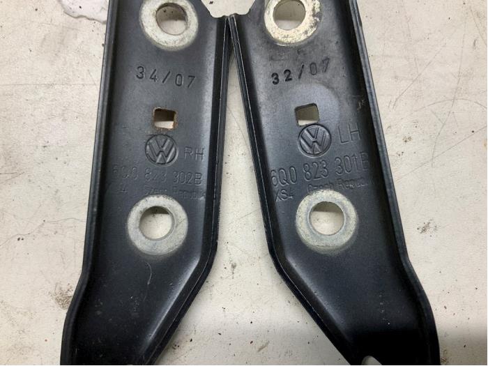Bonnet Hinge from a Volkswagen Polo IV (9N1/2/3) 1.4 TDI 80 2007