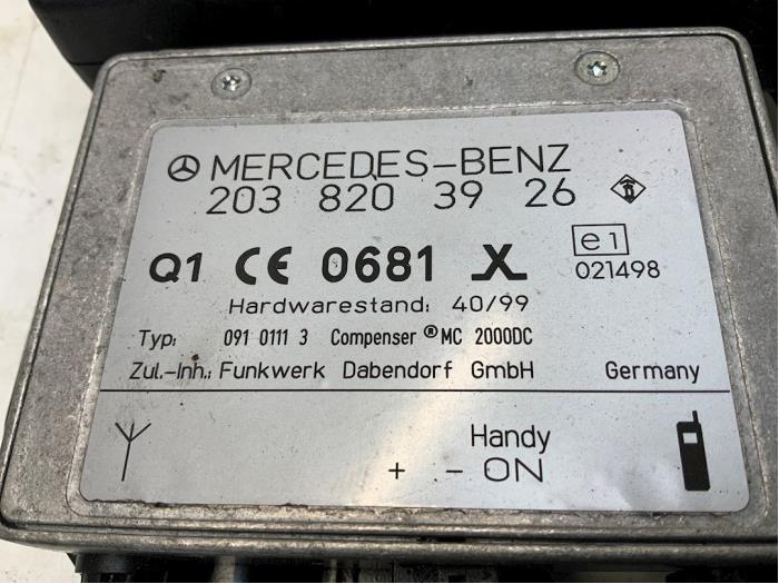 Antenne amplificateur d'un Mercedes-Benz CLK (W208) 2.3 230K Evo 16V 2001