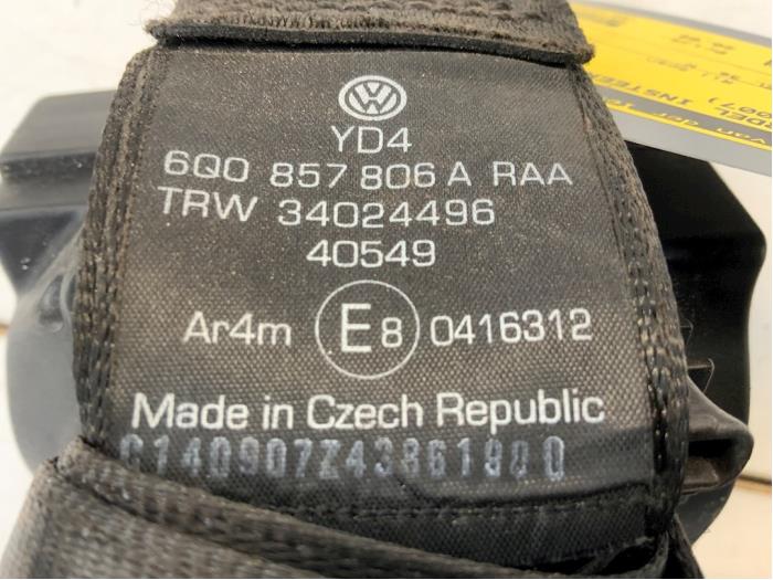 Rear seatbelt buckle, right from a Volkswagen Polo IV (9N1/2/3) 1.4 TDI 70 2007