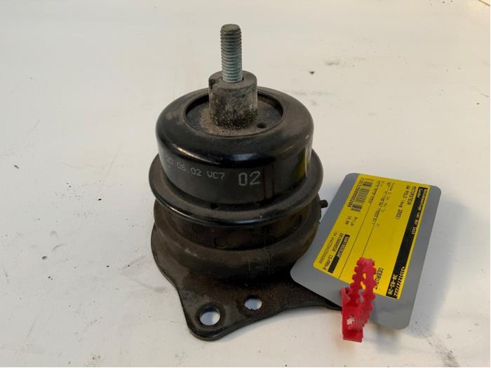 Used Engine mount Volkswagen Polo IV (9N1/2/3) 1.2 Price € 15,00 Margin scheme offered by Autodemontage van der Iest