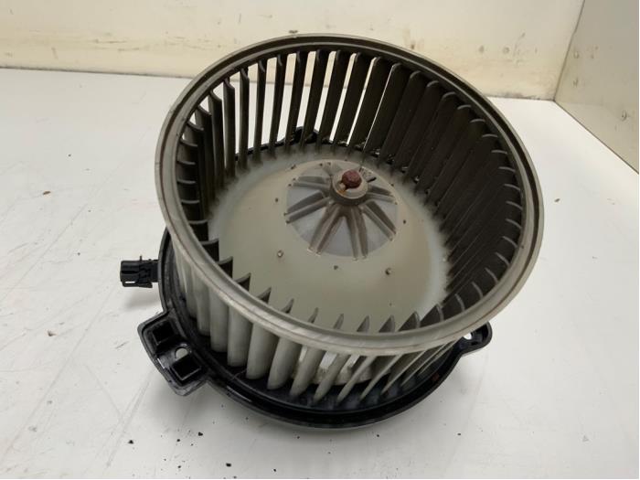 Heating and ventilation fan motor from a Mercedes-Benz ML I (163) 400 4.0 CDI V8 32V 2002