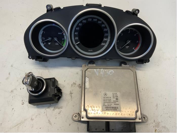 Used Ignition lock + computer Mercedes E (W212) E-300 BlueTec Hybrid V6 24V Price € 499,99 Margin scheme offered by Autodemontage van der Iest