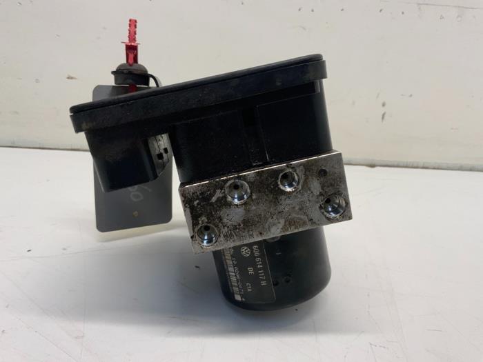 Gebrauchte ABS Pumpe Volkswagen Polo IV (9N1/2/3) 1.2 Preis € 45,00 Margenregelung angeboten von Autodemontage van der Iest