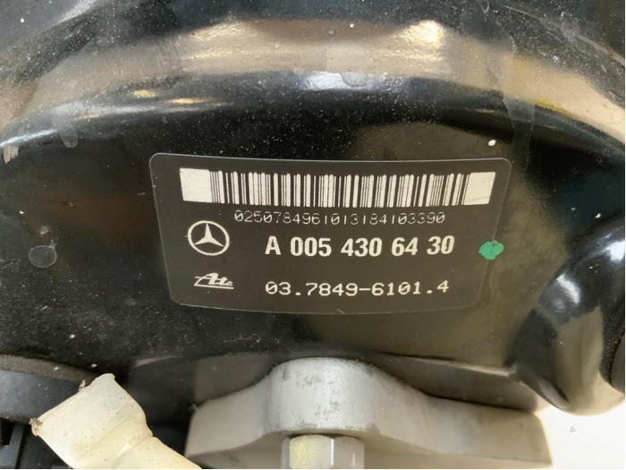 Bremskraftverstärker van een Mercedes-Benz SLK (R171) 3.5 350 V6 24V 2005