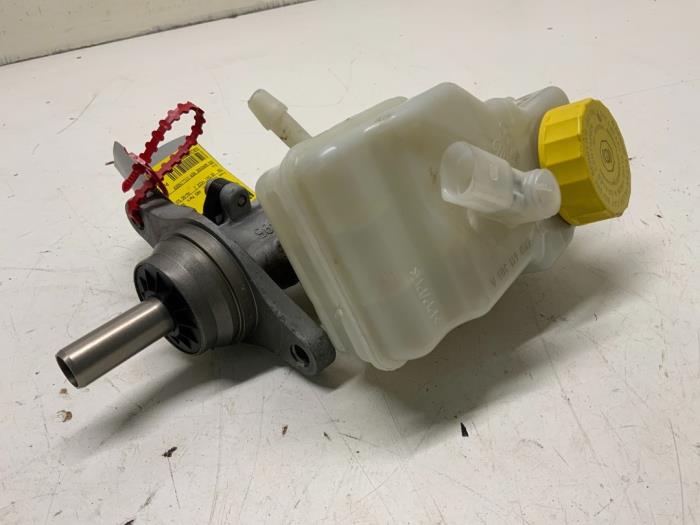 Master cylinder from a Volkswagen Polo V (6R) 1.4 TDI DPF BlueMotion technology 2014