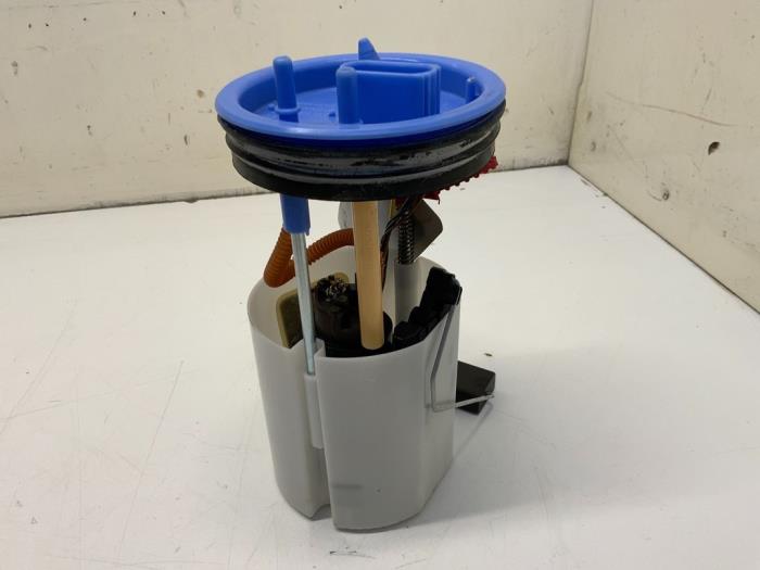 Used Electric fuel pump Volkswagen Polo V (6R) 1.0 TSI 12V BlueMotion Price € 45,00 Margin scheme offered by Autodemontage van der Iest