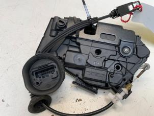 Używane Mechanizm blokady drzwi prawych tylnych wersja 4-drzwiowa Volkswagen Golf VI (5K1) 1.4 TSI 160 16V Cena € 29,99 Procedura marży oferowane przez Autodemontage van der Iest