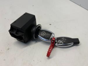 Used Ignition lock + key Mercedes E (W212) E-220 CDI 16V BlueEfficiency,BlueTEC Price € 120,00 Margin scheme offered by Autodemontage van der Iest
