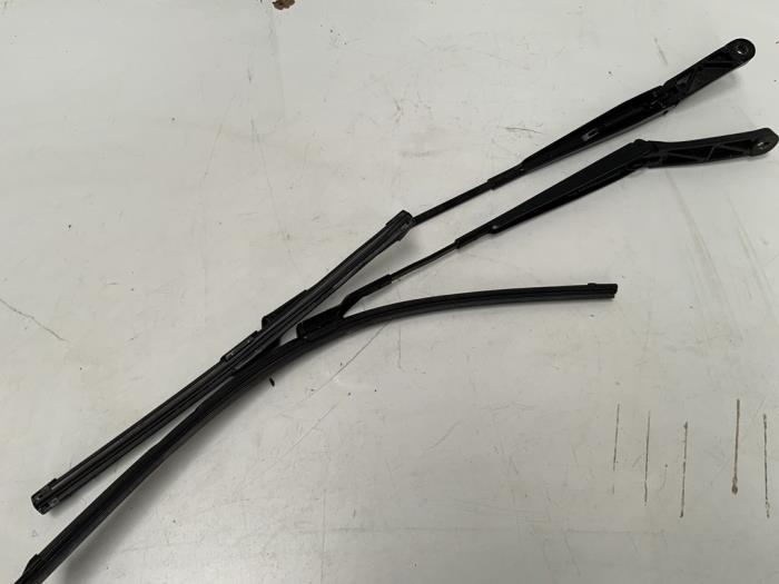 Set of wiper blades from a Volkswagen Polo V (6R) 1.0 TSI 12V BlueMotion 2017