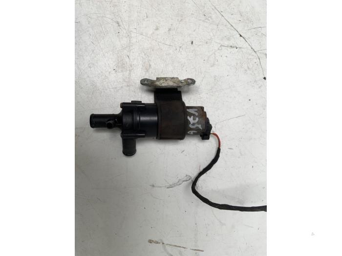 Używane Pompa wodna Mercedes E (W210) 3.0 E-300D Turbo 24V Cena € 30,00 Procedura marży oferowane przez Autodemontage van der Iest