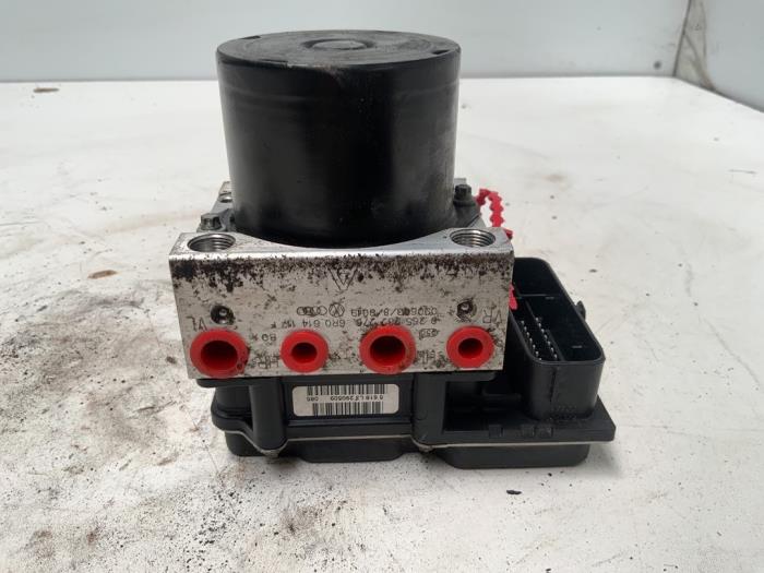 Begagnade ABS-pump Skoda Fabia II (5J) 1.2i Pris € 49,99 Marginaltabell erbjuds av Autodemontage van der Iest