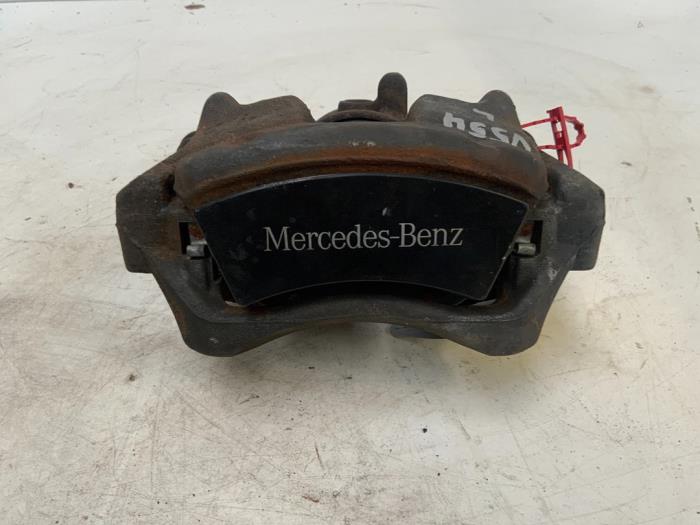 Bremszange links vorne van een Mercedes-Benz A (W176) 2.2 A-200 CDI, A-200d 16V 4-Matic 2014