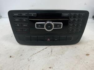 Usados Radio Mercedes A (W176) 2.2 A-200 CDI, A-200d 16V 4-Matic Precio € 250,00 Norma de margen ofrecido por Autodemontage van der Iest
