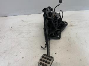 Used Clutch pedal Mercedes A (W176) 2.2 A-200 CDI, A-200d 16V 4-Matic Price € 65,00 Margin scheme offered by Autodemontage van der Iest