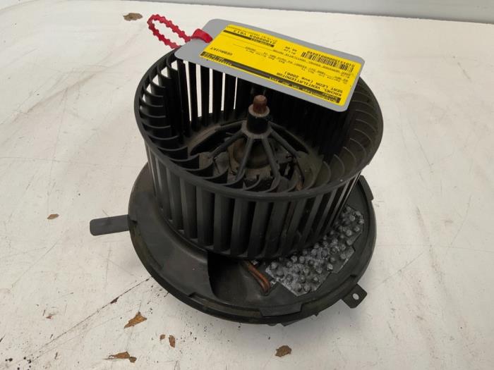 Heating and ventilation fan motor from a Seat Leon (1P1) 1.9 TDI 105 2006