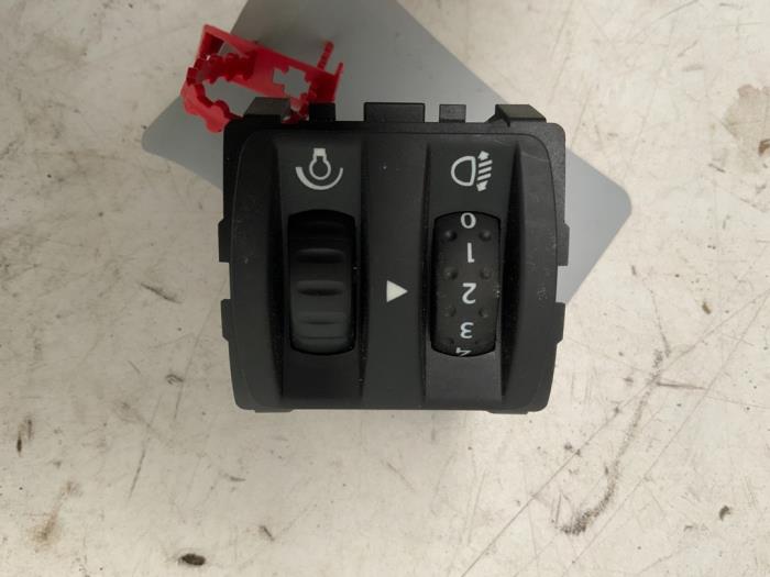 Używane Sciemniacz kokpitowy Renault Twingo II (CN) 1.2 16V Cena € 9,99 Procedura marży oferowane przez Autodemontage van der Iest
