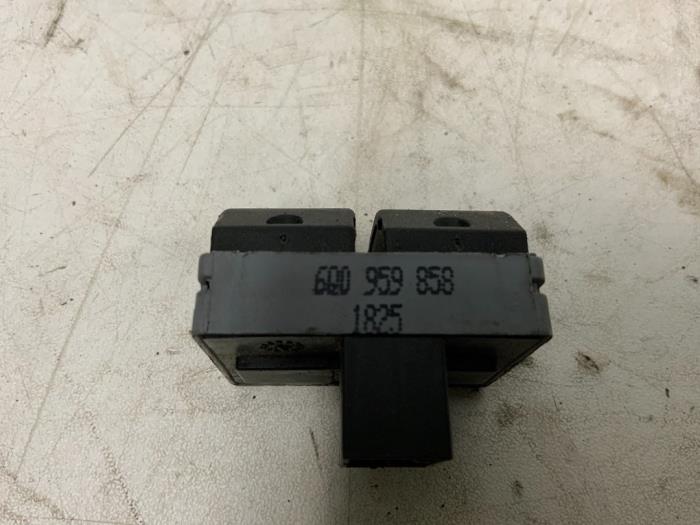 Electric window switch from a Volkswagen Polo IV (9N1/2/3) 1.9 TDI 100 2005