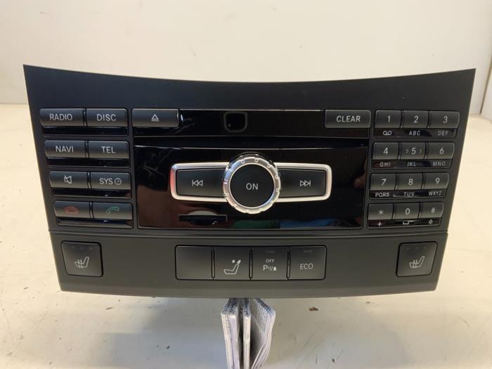 Używane Radio Mercedes E Estate (S212) E-220 CDI 16V BlueEfficiency Cena € 349,99 Procedura marży oferowane przez Autodemontage van der Iest