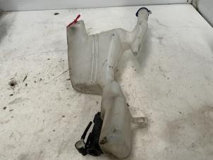 Usagé Réservoir lave-glace avant Ford Fiesta 6 (JA8) 1.25 16V Prix € 19,99 Règlement à la marge proposé par Autodemontage van der Iest