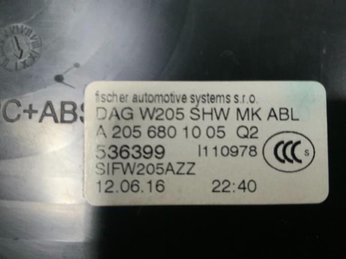 Compartimiento de almacenamiento de un Mercedes-Benz C (C205) C-250d 2.2 16V BlueTEC 2016