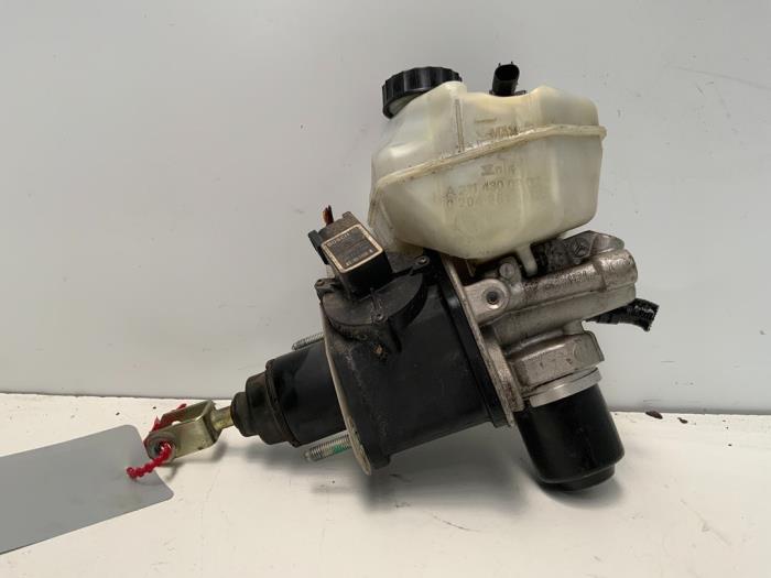 Master cylinder from a Mercedes-Benz E (W211) 3.2 E-320 CDI 24V 2004