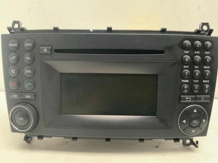 Reproductor de CD y radio de un Mercedes-Benz CLC (C203) 2.2 220 CDI 16V 2009