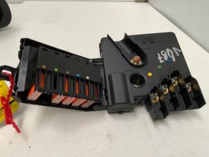 Usados Caja de fusibles Mercedes E Combi (S211) 2.2 E-220 CDI 16V Precio € 20,00 Norma de margen ofrecido por Autodemontage van der Iest